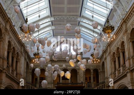 Vue intérieure, Floating Heads (Sophie Cave), Kelvingrove Art Gallery and Museum, Finnieston, Glasgow, Écosse, Royaume-Uni Banque D'Images