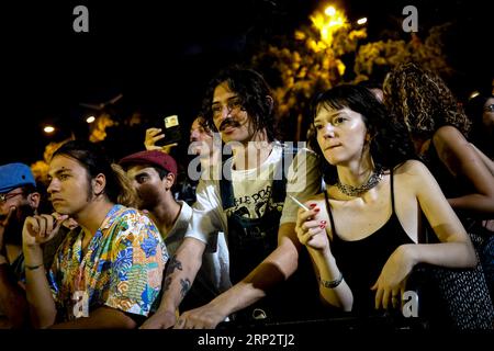 Izmir, Turquie. 02 septembre 2023. Les fans de Gaye su Akyol l'écoutent avec admiration. Gaye su Akyol ; musicien et peintre turc qui associe les contrastes de la musique traditionnelle anatolienne, du psychédélisme, du surf rock et du post-punk à son approche futuriste. L'artiste, qui a beaucoup de fans chez elle et à l'étranger, a rencontré ses fans à la 92e Foire internationale d'Izmir. Crédit : SOPA Images Limited/Alamy Live News Banque D'Images