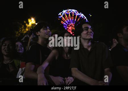 Izmir, Turquie. 02 septembre 2023. Les fans de Gaye su Akyol l'écoutent avec admiration. Gaye su Akyol ; musicien et peintre turc qui associe les contrastes de la musique traditionnelle anatolienne, du psychédélisme, du surf rock et du post-punk à son approche futuriste. L'artiste, qui a beaucoup de fans chez elle et à l'étranger, a rencontré ses fans à la 92e Foire internationale d'Izmir. Crédit : SOPA Images Limited/Alamy Live News Banque D'Images