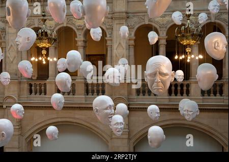 Vue intérieure, Floating Heads (Sophie Cave), Kelvingrove Art Gallery and Museum, Finnieston, Glasgow, Écosse, Royaume-Uni Banque D'Images