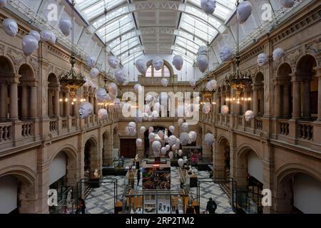 Vue intérieure, Floating Heads (Sophie Cave), Kelvingrove Art Gallery and Museum, Finnieston, Glasgow, Écosse, Royaume-Uni Banque D'Images