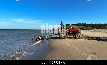 Remorque pour bateau et tracteur. Remorque utilisée pour le lancement des bateaux de la plage à la mer Banque D'Images