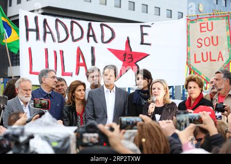 (180912) -- CURITIBA, 12 septembre 2018 -- Fernando Haddad (C), ancien maire de Sao Paulo et ancien ministre de l'éducation, réagit lors d'une cérémonie pour dévoiler sa candidature à la présidence brésilienne à Curitiba, Brésil, le 11 septembre 2018. Le Parti des travailleurs (PT) du Brésil, de gauche, a officiellement substitué mardi son candidat présidentiel initial, l ex-président Luiz Inacio Lula da Silva, par une alternative plus viable. Le colistier de Lula, Fernando Haddad, a été élu à l unanimité pour le remplacer, a confirmé le leader du PT à la Chambre des députés, Jose Guimaraes. /PR PRESS/AGENCIA ESTADO) (cr) (vf) *** Banque D'Images