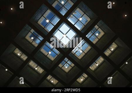 (180912) -- SÉOUL, 12 septembre 2018 -- la photo prise le 12 septembre 2018 montre la vue intérieure du siège social d'Amorepacific à Séoul, en Corée du Sud. Situé à Yongsan de Séoul, le siège social d Amorepacific, l un des principaux groupes de cosmétiques sud-coréens, a été conçu par l architecte britannique de renommée mondiale David Chipperfield sur la base du concept de porcelaine blanche qui symbolise la beauté coréenne. (lrz) CORÉE DU SUD-SÉOUL-ARCHITECTURE WangxJingqiang PUBLICATIONxNOTxINxCHN Banque D'Images