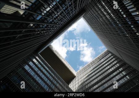 (180912) -- SÉOUL, 12 septembre 2018 -- la photo prise le 12 septembre 2018 montre la vue intérieure du siège social d'Amorepacific à Séoul, en Corée du Sud. Situé à Yongsan de Séoul, le siège social d Amorepacific, l un des principaux groupes de cosmétiques sud-coréens, a été conçu par l architecte britannique de renommée mondiale David Chipperfield sur la base du concept de porcelaine blanche qui symbolise la beauté coréenne. (lrz) CORÉE DU SUD-SÉOUL-ARCHITECTURE WangxJingqiang PUBLICATIONxNOTxINxCHN Banque D'Images