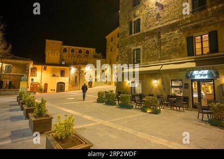 Piazza Matteotti de nuit, San Casciano dei Bagni, province de Sienne, Italie Banque D'Images