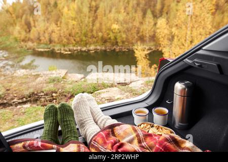 vue sur la rivière depuis la voiture avec les pieds sous la couverture Banque D'Images