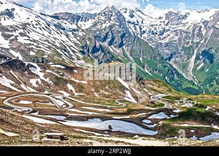 Photo avec saturation dynamique réduite HDR du col de montagne route de montagne alpin route de passage de route alpin col de route Old Grossglockner High Alpine Road Banque D'Images