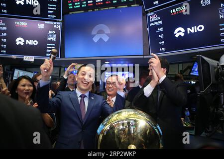 (180912) -- NEW YORK, 12 septembre 2018 -- William Li (L, front), fondateur et président de la start-up chinoise de véhicules électriques NIO Inc., célèbre après avoir sonné une cloche alors que les actions NIO commencent à se négocier à la Bourse de New York, aux États-Unis, le 12 septembre 2018. NIO Inc., une start-up chinoise de véhicules électriques, a sonné la cloche d’ouverture de la Bourse de New York (NYSE) mercredi pour célébrer son introduction en bourse (IPO). La société, négociant sous le symbole ticker de NIO, a annoncé la tarification de son introduction en bourse de 160 000 000 actions dépositaires américaines (ADS), à 6,26 dollars américains par Banque D'Images