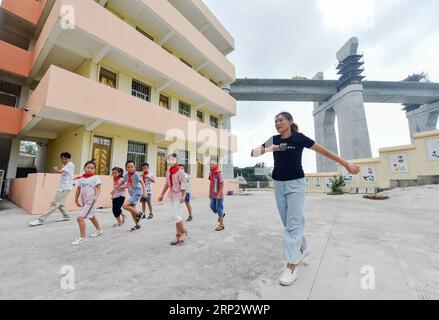 (180913) -- FUZHOU, 13 septembre 2018 -- le couple Wang Kaiquan et Lin Zhujin s'entraînent avec des élèves de l'école primaire de Changyu sur l'île de Changyu dans la ville de Fuzhou, dans le sud-est de la Chine, province du Fujian, 4 septembre 2018. L'île de Changyu, située dans la ville de Songxia de la ville de Fuzhou, est une île isolée rarement connue du public. Le trafic vers l'île est souvent perturbé par des tempêtes violentes et des vagues rugissantes par mauvais temps, avec l'eau et l'alimentation électrique coupées. Wang Kaiquan et son épouse Lin Zhujin sont les deux seuls enseignants de l'île. Ils ont passé 23 ans à enseigner aux enfants dans une école primaire locale. L Banque D'Images