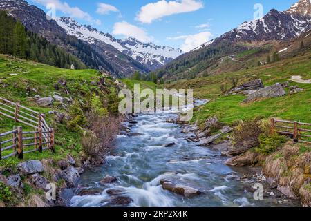 Ruisseau de l'Ahr dans l'Ahrntal, Zillertal Alpes, Krimmler Tauern, Kasern, Bolzano, Tyrol du Sud, Italie Banque D'Images