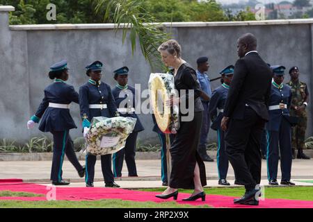 (180913) -- ACCRA, 13 septembre 2018 -- Nane Annan (2e R, front), veuve de l'ancien secrétaire général des Nations Unies Kofi Annan, dépose une gerbe lors des funérailles d'État d'Annan à Accra, Ghana, le 13 septembre 2018. Un certain nombre de dirigeants africains et mondiaux se sont joints jeudi au président ghanéen Nana Akufo-Addo pour dire adieu à l’ancien secrétaire général des Nations Unies Kofi Annan, décédé en Suisse le 18 août. GHANA-ACCRA-KOFI ANNAN-ETAT FUNÉRAIRE FREDXBONSU PUBLICATIONXNOTXINXCHN Banque D'Images