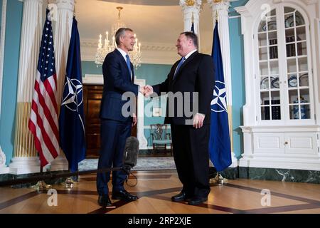 (180914) -- WASHINGTON, le 14 septembre 2018 -- le secrétaire d'État américain Mike Pompeo (à droite) rencontre le secrétaire général de l'OTAN en visite, Jens Stoltenberg, au Département d'État américain à Washington D.C., aux États-Unis, le 13 septembre 2018. )(gj) États-Unis-WASHINGTON-OTAN-DIPLOMATIE TingxShen PUBLICATIONxNOTxINxCHN Banque D'Images
