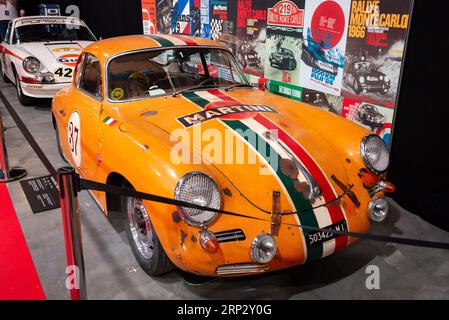 Vue de face de la voiture de course orange Porsche 356 C 1600 de 1964 avec plaque d'immatriculation italienne, marque Martini et livrée drapeau italien lors du salon « 75 ans de Porsche Sports Cars anniversaire » en juin 2023 à Sofia, Bulgarie, Europe de l'est, Balkans, UE Banque D'Images