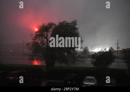 (180914) -- WILMINGTON, le 14 septembre 2018 -- Un arbre s'écoule dans une tempête de stronge alors que l'ouragan Florence débarque à Wilmington, en Caroline du Nord, aux États-Unis, le 14 septembre 2018. L'ouragan Florence, vendredi matin, a touché terre sur la côte de la Caroline du Nord comme tempête de catégorie 1, avec des coups de vent et des pluies. ) (lrz) U.S.-WILMINGTON-HURRICANE FLORENCE LiuxJie PUBLICATIONxNOTxINxCHN Banque D'Images