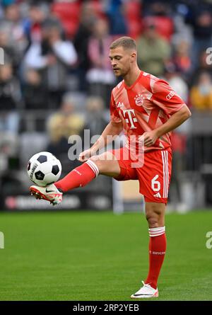 Joshua Kimmich FC Bayern Munich FCB (06) jonglant avec le ballon, Allianz Arena, Munich, Bavière, Allemagne Banque D'Images