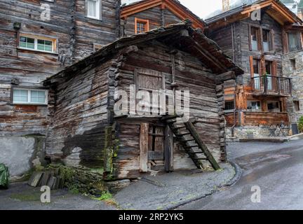 Chalet traditionnel en bois, centre ville de Zermatt, canton du Valais, Suisse. Banque D'Images