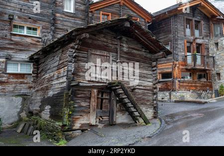 Chalet traditionnel en bois, centre ville de Zermatt, canton du Valais, Suisse. Banque D'Images