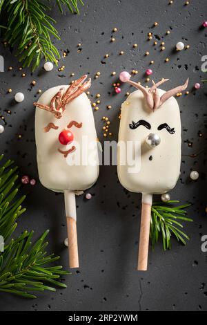 Popsicles mignons et délicieux ressemblant à des rennes de Noël. Bonbons uniques et créatifs pour Noël. Banque D'Images