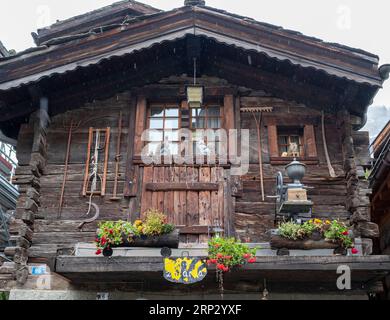 Chalet traditionnel en bois, centre ville de Zermatt, canton du Valais, Suisse. Banque D'Images