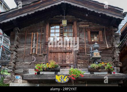 Chalet traditionnel en bois, centre ville de Zermatt, canton du Valais, Suisse. Banque D'Images