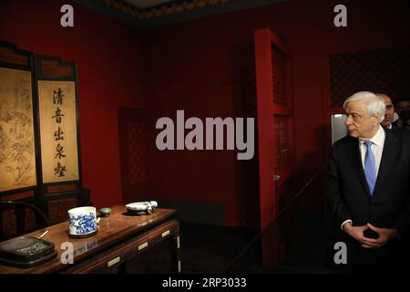 (180915) -- ATHÈNES, le 15 septembre 2018 -- le président grec Prokopis Pavlopoulos est vu lors du vernissage de l'exposition de la Cité interdite : les appartements impériaux de Qianlong au musée de l'Acropole à Athènes, Grèce, le 14 septembre 2018. Une exposition rare sur l empereur Qianlong de Chine est exposée au Musée de l Acropole, avec des objets exquis qui seront présentés pour la première fois au public du 15 septembre au 14 février 2019.) GRÈCE-ATHÈNES-MUSÉE DE L'ACROPOLE-OEUVRES CHINOISES MARIOSXLOLOS PUBLICATIONXNOTXINXCHN Banque D'Images