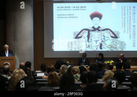 (180915) -- ATHÈNES, 15 septembre 2018 -- le président grec Prokopis Pavlopoulos (à gauche) prononce le vernissage de l'exposition de la Cité interdite : les appartements impériaux de Qianlong au Musée de l'Acropole à Athènes, Grèce, le 14 septembre 2018. Une exposition rare sur l empereur Qianlong de Chine est exposée au Musée de l Acropole, avec des objets exquis qui seront présentés pour la première fois au public du 15 septembre au 14 février 2019.) GRÈCE-ATHÈNES-MUSÉE DE L'ACROPOLE-OEUVRES CHINOISES MARIOSXLOLOS PUBLICATIONXNOTXINXCHN Banque D'Images
