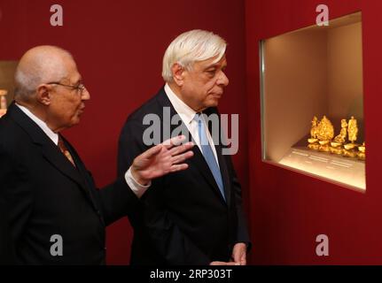 (180915) -- ATHÈNES, 15 septembre 2018 -- le président du musée de l'Acropole, Dimitrios Pandermalis (L), guide le président grec Prokopis Pavlopoulos lors du vernissage de l'exposition de la Cité interdite : les appartements impériaux de Qianlong à Athènes, Grèce, le 14 septembre 2018. Une exposition rare sur l empereur Qianlong de Chine est exposée au Musée de l Acropole, avec des objets exquis qui seront présentés pour la première fois au public du 15 septembre au 14 février 2019.) GRÈCE-ATHÈNES-MUSÉE DE L'ACROPOLE-OEUVRES CHINOISES MARIOSXLOLOS PUBLICATIONXNOTXINXCHN Banque D'Images