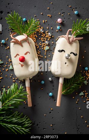 Popsicles uniques et savoureux décorés comme des rennes de Noël. Bonbons uniques et créatifs pour Noël. Banque D'Images