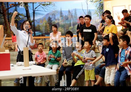 (180915) -- SHANGHAI, 15 septembre 2018 -- Un membre du personnel (1st L) présente l'organisme des grands fonds marins aux visiteurs au Musée d'histoire naturelle de Shanghai dans l'est de la Chine, Shanghai, 15 septembre 2018. Diverses activités ont été organisées à travers le pays pour saluer la journée annuelle de vulgarisation scientifique en Chine. )(mcg) CHINE-SCIENCE POPULARISATION-ACTIVITÉ (CN) FangxZhe PUBLICATIONxNOTxINxCHN Banque D'Images