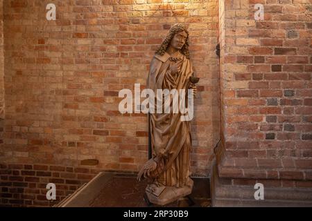 Statue en bois de Jean l'Evangéliste - Chapelle Saint Birgitta à la Cathédrale de Roskilde - Roskilde, Danemark Banque D'Images