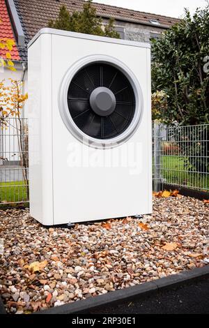 Pompe à chaleur à source d'air en face d'un immeuble à Hilden, Allemagne Banque D'Images