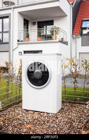 Pompe à chaleur à source d'air en face d'un immeuble à Hilden, Allemagne Banque D'Images