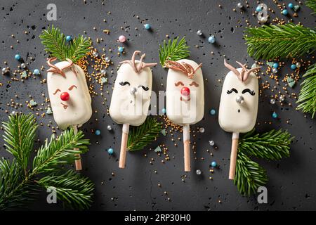Mignons et délicieux popsicles décorés comme des rennes de Noël. Bonbons uniques et créatifs pour Noël. Banque D'Images