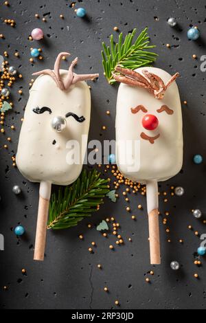 Popsicles sucrés et faits maison décorés comme des rennes de Noël. Bonbons uniques et créatifs pour Noël. Banque D'Images