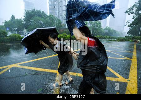 Actualités Bilder des Tages (180916) -- SHENZHEN, 16 septembre 2018 -- les Pedestrains marchent dans le vent dans le district de Nanshan à Shenzhen, dans la province du Guangdong du sud de la Chine, 16 septembre 2018. Selon le Centre météorologique national de la Chine, Mangkhut devrait atterrir dans le Guangdong entre dimanche après-midi et soir. (Yxb) CHINA-GUANGDONG-TYPHOON MANGKHUT (CN) MaoxSiqian PUBLICATIONxNOTxINxCHN Banque D'Images