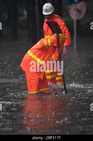 (180916) -- SHENZHEN, 16 septembre 2018 -- des membres du personnel débloquent les égouts du district de Futian à Shenzhen, province du Guangdong dans le sud de la Chine, 16 septembre 2018. Le typhon Mangkhut a atterri dimanche à 5 heures sur la côte de la ville de Jiangmen, province du Guangdong, dans le sud de la Chine, soufflant des vents allant jusqu'à 162 km par heure, selon la station météorologique provinciale. (Sxk) CHINA-GUANGDONG-TYPHOON MANGKHUT (CN) MaoxSiqian PUBLICATIONxNOTxINxCHN Banque D'Images