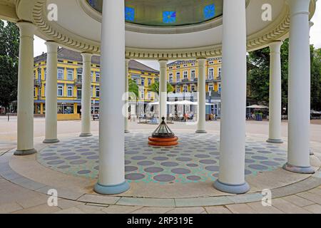 Le Hyllige Born, Brunnenplatz, entrée Wandelhalle, Bad Pyrmont, Weserbergland, basse-Saxe, Allemagne Banque D'Images