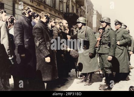 Soulèvement du ghetto de Varsovie - interrogatoire par le sergent SS (Oberscharführer). Entre le 19 avril et le 16 mai 1943. Photo de la rue Nowolipie. Homme barbu STA Banque D'Images