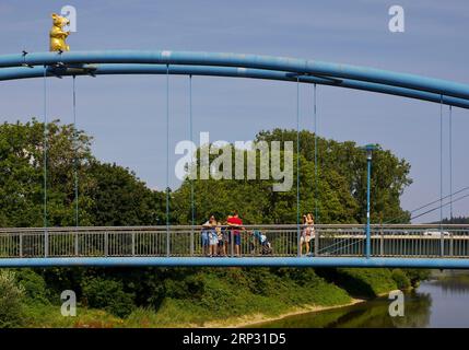 Rat doré comme un rappel de la légende du pied Piper sur le pont Werder sur la rivière Weser, Hamelin, Basse-Saxe, Allemagne Banque D'Images