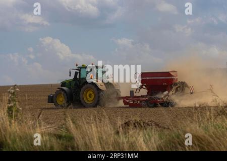 Un tracteur avec un semoir Horsch PRONTO DC 6 semant dans un champ sec à la fin de l'été., Doma, Saxe, Allemagne Banque D'Images