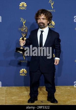 (180918) -- LOS ANGELES, 18 septembre 2018 -- l'acteur Peter Dinklage pose avec le prix du meilleur acteur dans une série dramatique pour Game of Thrones lors de la 70e Primetime Emmy Awards à Los Angeles, aux États-Unis, le 17 septembre 2018.) (hy) U.S.-LOS ANGELES-PRIMETIME EMMY AWARDS ZengxHui PUBLICATIONxNOTxINxCHN Banque D'Images