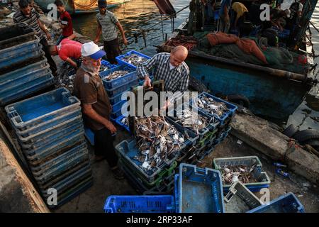 (180918) -- GAZA, 18 septembre 2018 -- des pêcheurs palestiniens travaillent au port de Gaza, dans la ville de Gaza, le 17 septembre 2018. POUR ALLER AVEC Feature : les pêcheurs de Gaza luttent pour survivre au milieu des restrictions maritimes israéliennes Stringer) (rh) MIDEAST-GAZA-FISHERMEN zhaoyue PUBLICATIONxNOTxINxCHN Banque D'Images