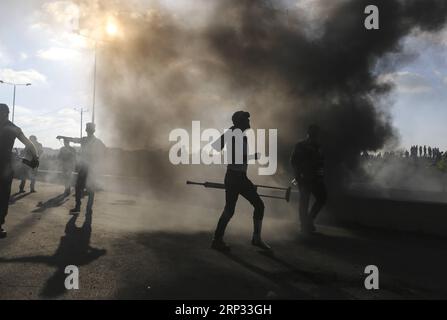 (180918) -- GAZA, 18 septembre 2018 -- des manifestants palestiniens prennent part à des affrontements avec les troupes israéliennes après une manifestation au point de passage d'Erez près de la frontière avec Israël, dans le nord de la bande de Gaza, le 18 septembre 2018. Deux Palestiniens ont été tués et plus de 30 blessés mardi soir par des tirs des troupes israéliennes dans le nord de la bande de Gaza, près de la frontière avec Israël, ont déclaré les médecins. MIDEAST-GAZA-AFFRONTEMENTS WissamxNassar PUBLICATIONxNOTxINxCHN Banque D'Images