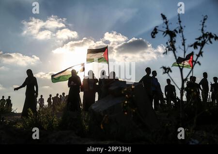 (180918) -- GAZA, 18 septembre 2018 () -- des manifestants palestiniens prennent part à des affrontements avec les troupes israéliennes après une manifestation au poste d'Erez près de la frontière avec Israël, dans le nord de la bande de Gaza, le 18 septembre 2018. Deux Palestiniens ont été tués et plus de 30 blessés mardi soir par des tirs des troupes israéliennes dans le nord de la bande de Gaza, près de la frontière avec Israël, ont déclaré des médecins. () MIDEAST-GAZA-AFFRONTEMENTS Xinhua PUBLICATIONxNOTxINxCHN Banque D'Images