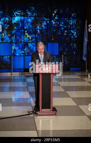 (180918) -- NATIONS UNIES, 18 septembre 2018 -- le Secrétaire général des Nations Unies, Antonio Guterres, observe une minute de silence lors d'une cérémonie de dépôt de gerbe à l'occasion du 57e anniversaire de la mort de l'ancien Secrétaire général, Dag Hammarskjold, au siège des Nations Unies à New York, le 18 septembre 2018. Les Nations Unies ont célébré mardi le 57e anniversaire de la mort de l'ancien Secrétaire général Dag Hammarskjold dans un accident d'avion alors qu'il était en mission de paix en Afrique. ) ANCIEN CHEF DAG HAMMARSKJOLD-CÉRÉMONIE DE DÉPÔT DE COURONNES LIXMUZI PUBLICATIONXNOTXINXCHN Banque D'Images