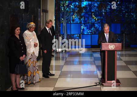 (180918) -- NATIONS UNIES, 18 septembre 2018 -- le Secrétaire général des Nations Unies Antonio Guterres (1e R) et d'autres membres du personnel et diplomates des Nations Unies observent une minute de silence lors d'une cérémonie de dépôt de gerbe à l'occasion du 57e anniversaire de la mort de l'ancien Secrétaire général Dag Hammarskjold au siège de l'ONU à New York, le 18 septembre 2018. Les Nations Unies ont célébré mardi le 57e anniversaire de la mort de l'ancien Secrétaire général Dag Hammarskjold dans un accident d'avion alors qu'il était en mission de paix en Afrique. ) ANCIEN CHEF DAG HAMMARSKJOLD-CÉRÉMONIE DE DÉPÔT DE COURONNES LIXMUZI PUBLICATIONXNOTXINXCHN Banque D'Images