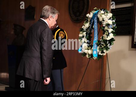 (180918) -- NATIONS UNIES, 18 septembre 2018 -- le Secrétaire général des Nations Unies Antonio Guterres assiste à une cérémonie de dépôt de gerbe pour le 57e anniversaire de la mort de l'ancien Secrétaire général Dag Hammarskjold au siège des Nations Unies à New York, le 18 septembre 2018. Les Nations Unies ont célébré mardi le 57e anniversaire de la mort de l'ancien Secrétaire général Dag Hammarskjold dans un accident d'avion alors qu'il était en mission de paix en Afrique. ) ANCIEN CHEF DAG HAMMARSKJOLD-CÉRÉMONIE DE DÉPÔT DE COURONNES LIXMUZI PUBLICATIONXNOTXINXCHN Banque D'Images