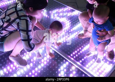 (180919) -- HANGZHOU, 19 septembre 2018 -- parents et enfants visitent un spectacle de lumière à Hangzhou, capitale de la province du Zhejiang de l est de la Chine, le 18 septembre 2018.) (Zyd) CHINA-HANGZHOU-LIGHT SHOW (CN) LixZhong PUBLICATIONxNOTxINxCHN Banque D'Images