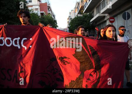 (180919) -- LE PIRÉE, 19 septembre 2018 -- des gens participent à une marche marquant le 5e anniversaire du meurtre de Pavlos Fyssas au Pirée, en Grèce, le 18 septembre 2018. Des groupes antifascistes ont organisé une série d'événements à Athènes et dans d'autres villes de Grèce mardi, cinq ans après l'assassinat du musicien Pavlos Fyssas, 34 ans, par un partisan du parti d'extrême droite. (hy) GRÈCE-PIRÉE-ANNIVERSAIRE-ANTIFASCISTE MUSICIEN-MEURTRE MariosxLolos PUBLICATIONxNOTxINxCHN Banque D'Images